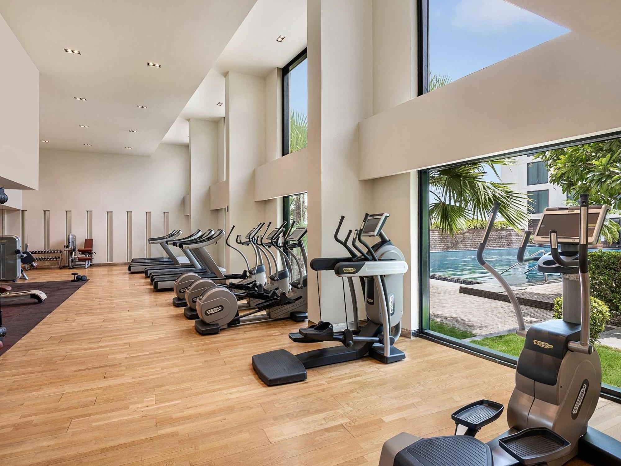 Pullman New Delhi Aerocity Exterior foto The gym at the hotel