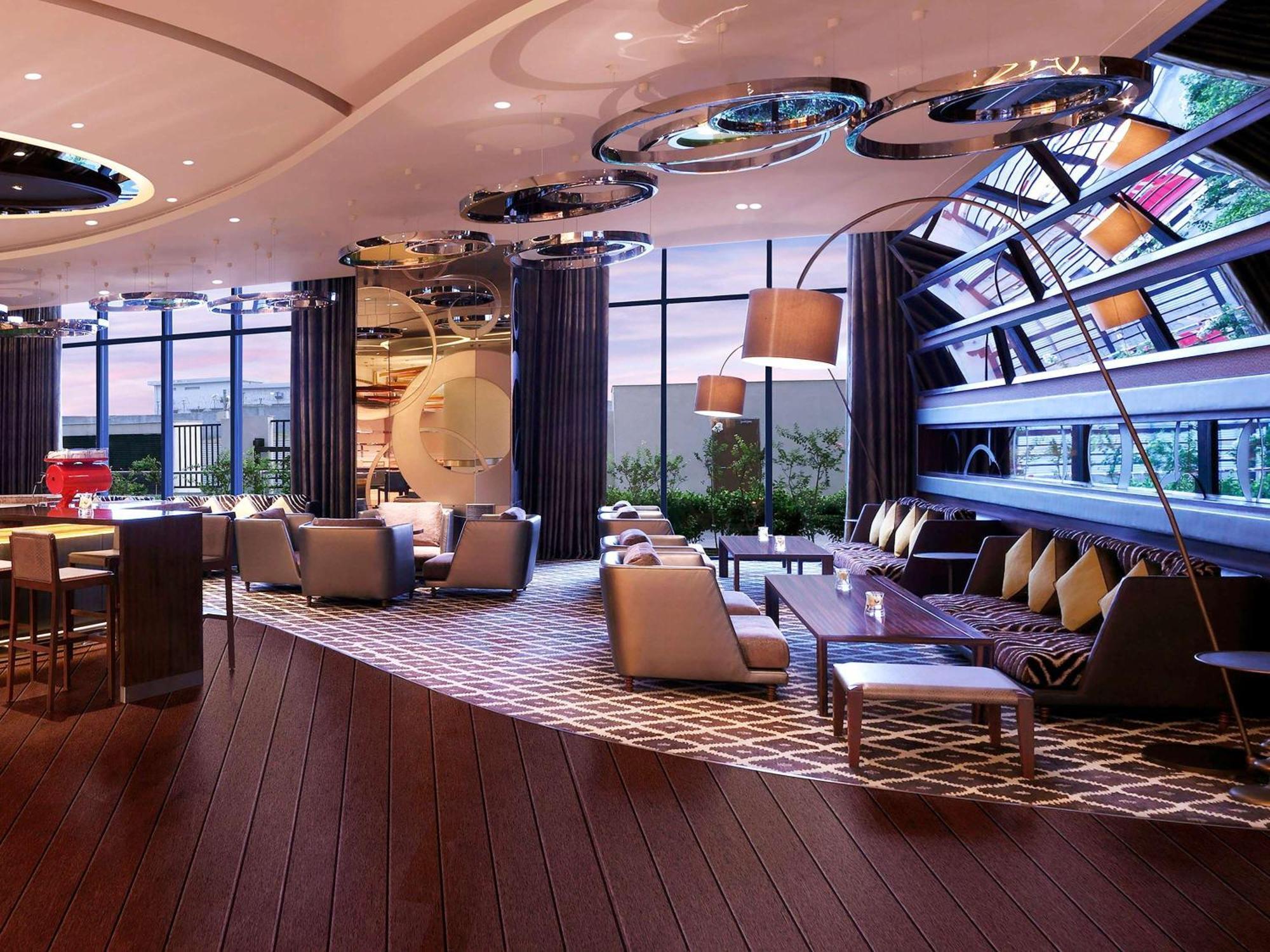 Pullman New Delhi Aerocity Exterior foto The interior of the lounge