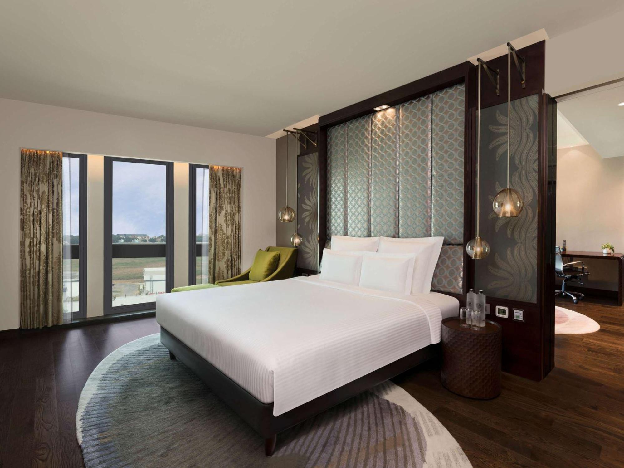 Pullman New Delhi Aerocity Exterior foto A bedroom at the hotel