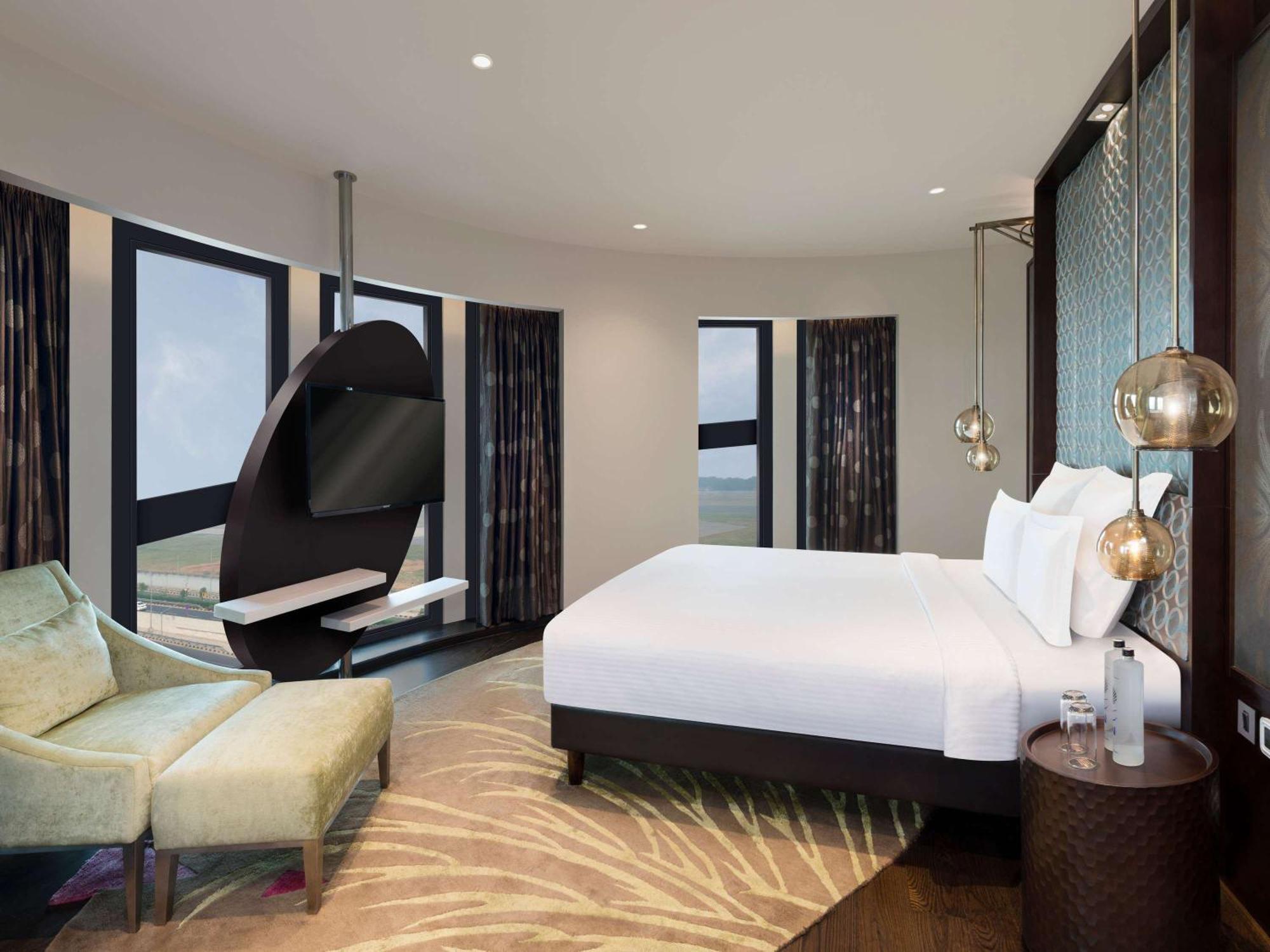 Pullman New Delhi Aerocity Exterior foto A bedroom at the hotel